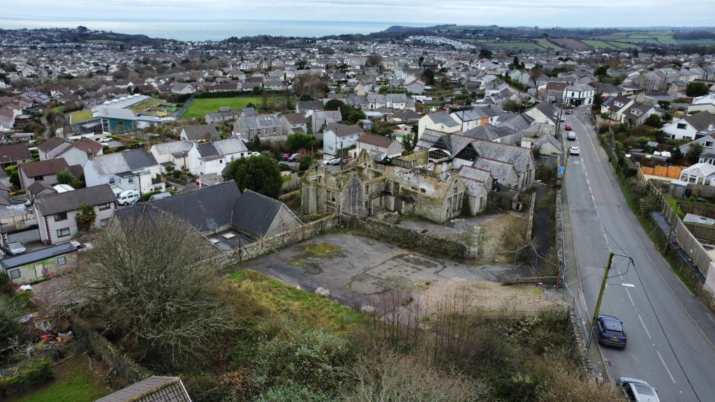 Lot: 56 - SUBSTANTIAL FORMER SCHOOL PREMISES - Alternative aerial photo showing Lot in its current setting